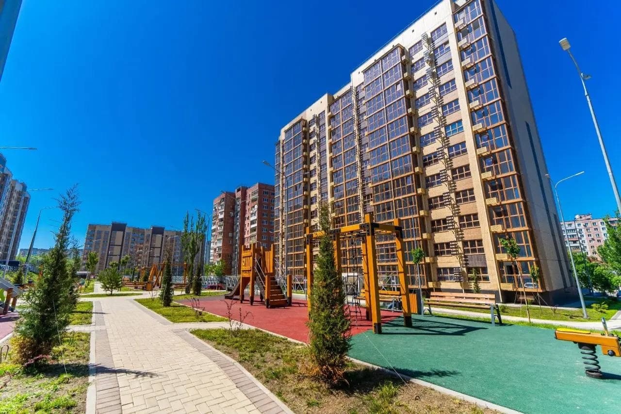 Корпус комплекса и благоустроенный двор